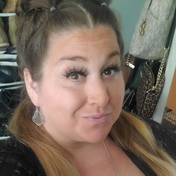 Meet your Posher, Alyson - Picture 2 of 2